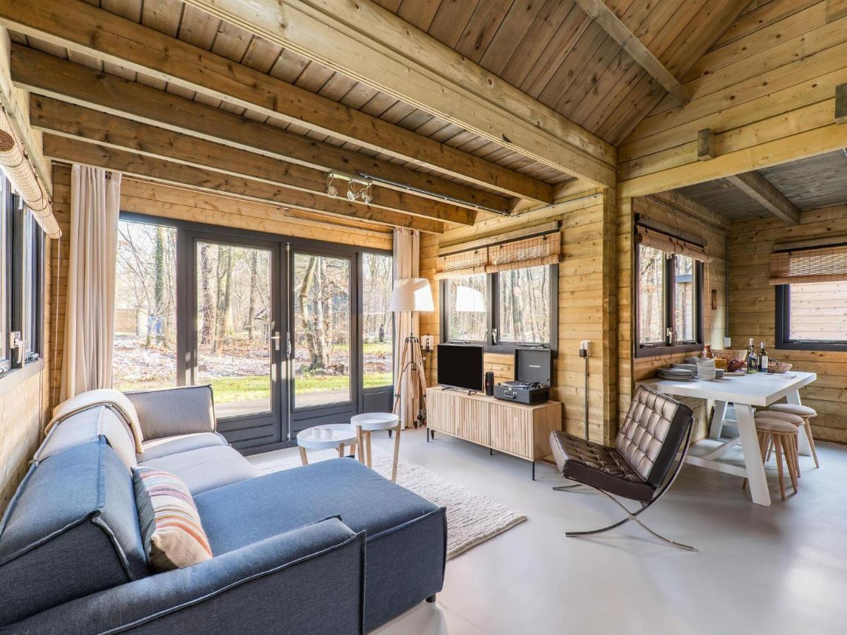 Cosy Wooden House Amid Woods In Soesterberg อูเทรคต์ ภายนอก รูปภาพ