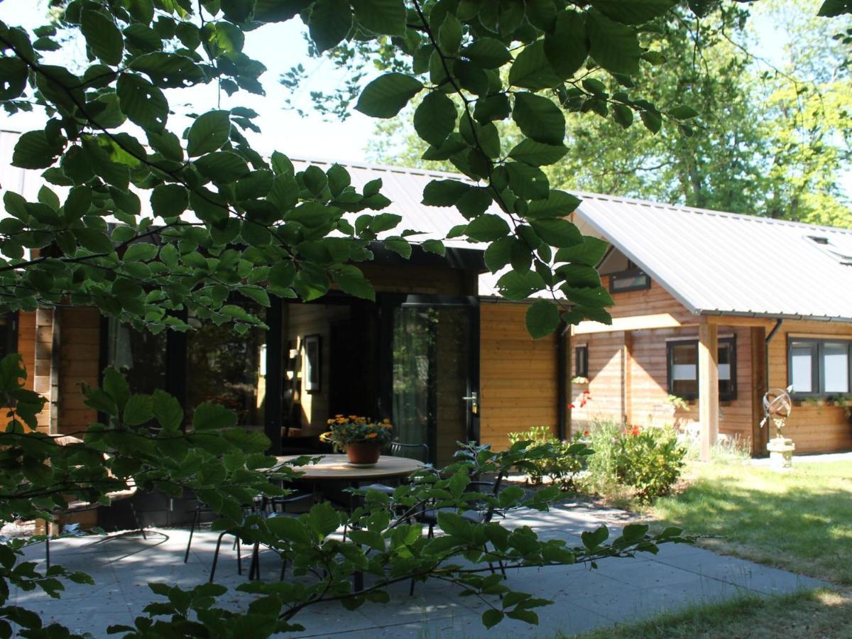 Cosy Wooden House Amid Woods In Soesterberg อูเทรคต์ ภายนอก รูปภาพ